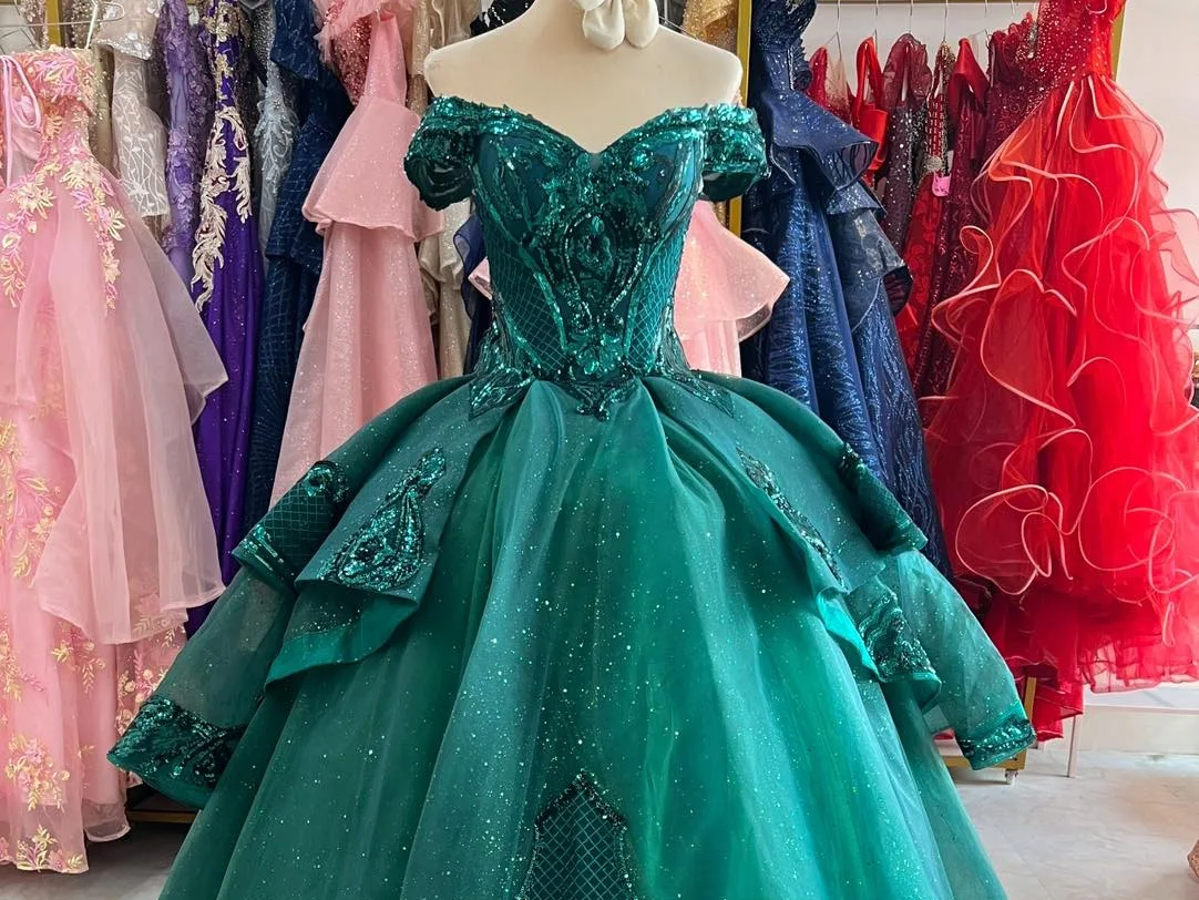 Paano Mag-rent ng Gown sa Laguna
